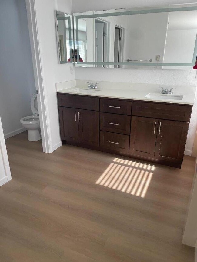 Building Photo - 668 Town Square