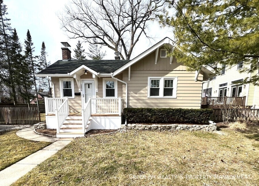 Foto principal - 2434 Cowper Ave