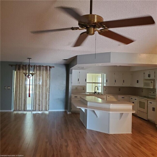 Foto del edificio - 1547 Lake Clay Dr