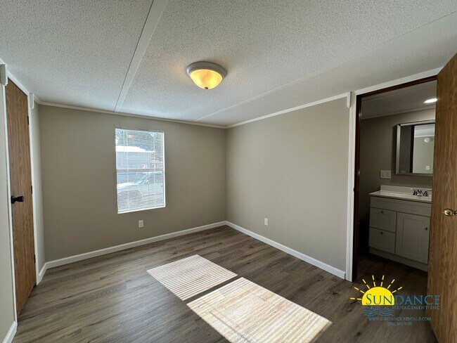 Building Photo - Centrally located 2 Bedroom Cottage in Fort Walton Beach!