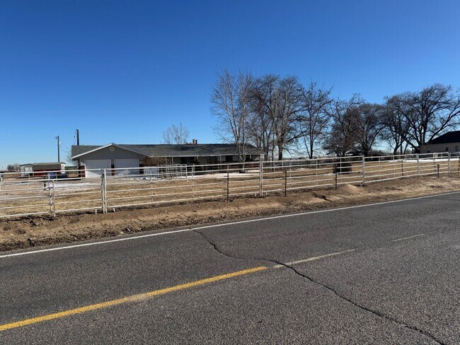 Foto del edificio - Country living at its best! Traditional farm house avail NOW