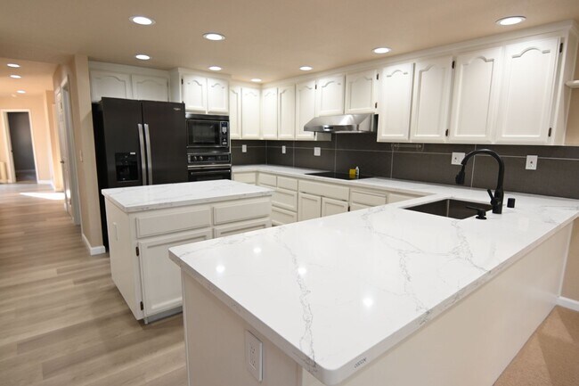 Building Photo - Tranquil / Updated Townhome in Gated in Vi...