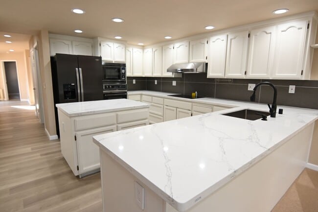 Foto del edificio - Tranquil / Updated Townhome in Gated in Vi...