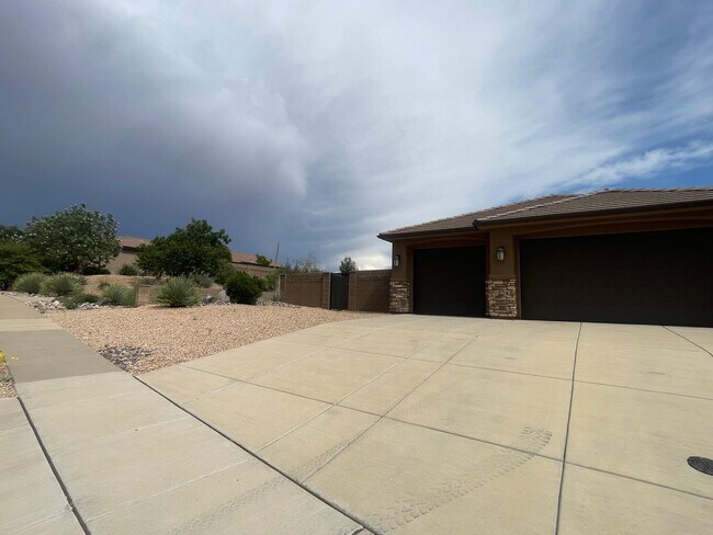 Building Photo - Coral Canyon with TERRIFIC VIEWS!