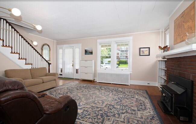 Building Photo - Spacious 3 Bedroom Duplex
