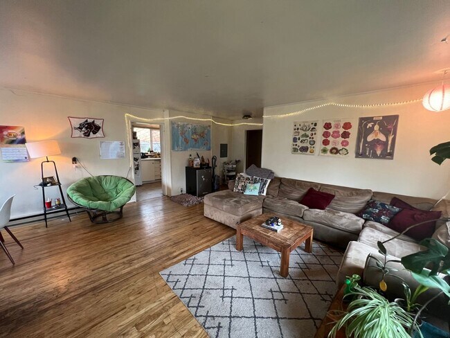 Building Photo - 3 bedroom, 1 bathroom House in South Campu...