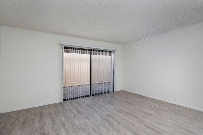 Building Photo - Tri-Level La Jolla Townhouse with Washer/Dryer and Garage!