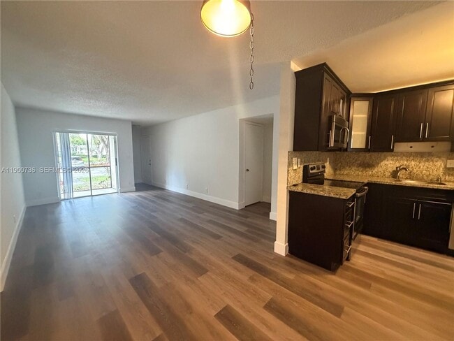 Building Photo - 300 Gardens Dr