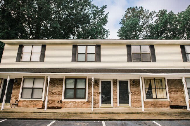 Foto del edificio - Fully Renovated 2 Bedroom Townhome in a Co...