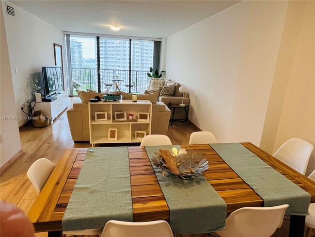 Building Photo - 1450 Brickell Bay Dr