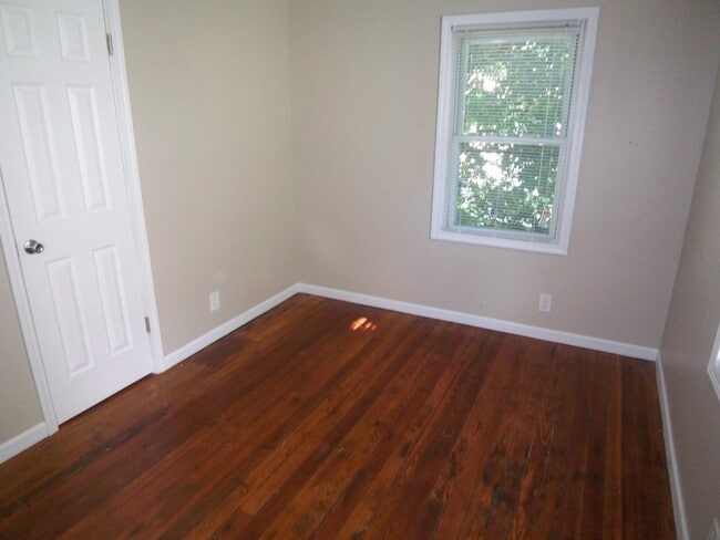 Building Photo - 126 Barton St