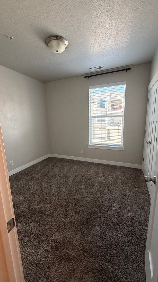 Building Photo - 85 W Silver Springs Dr
