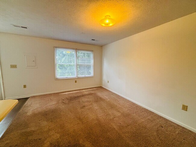 Building Photo - 4 Bedroom 2.5 Bath Townhouse