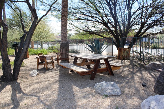 Picnic Area - Blue Agave Apartments