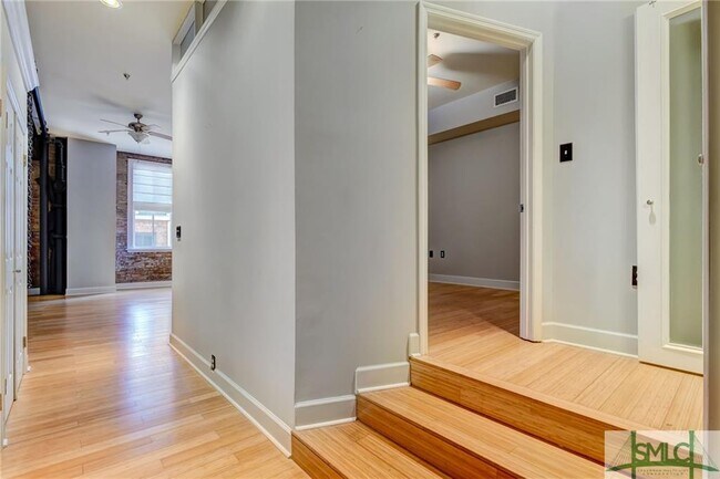 Foto del edificio - 122 E Broughton St