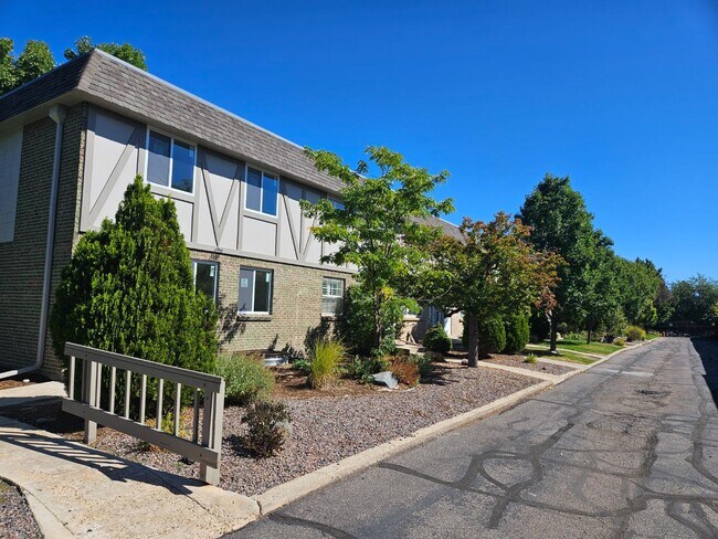 Building Photo - 5060 E Hinsdale Pl