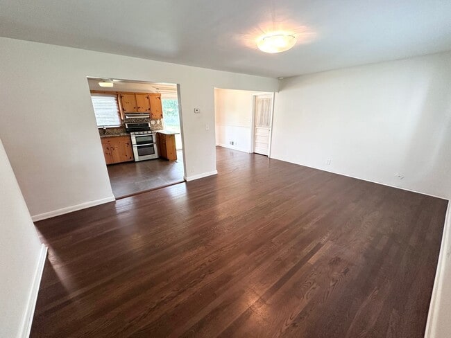 Building Photo - Charming Home on Lake Smith!