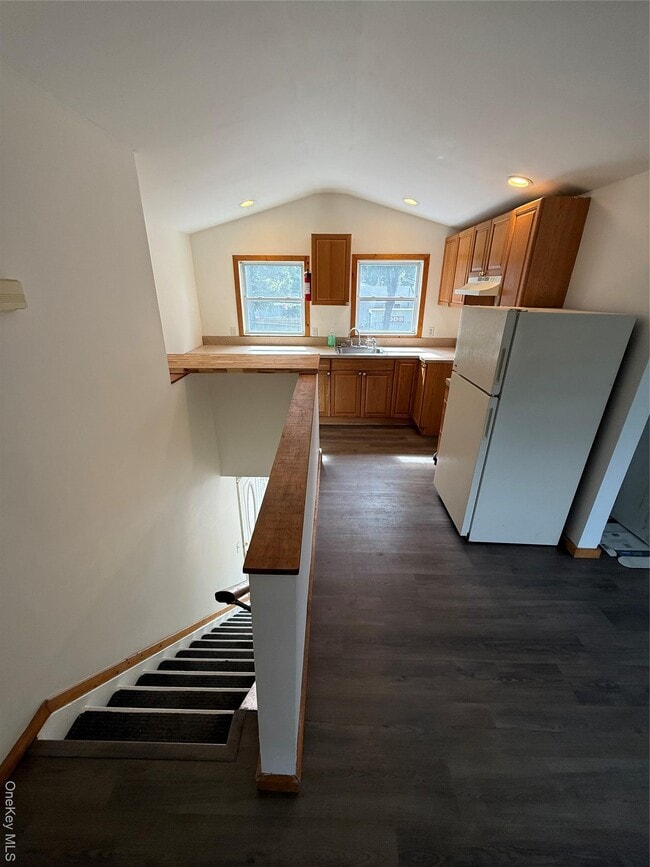 Building Photo - 121 Rose Dr