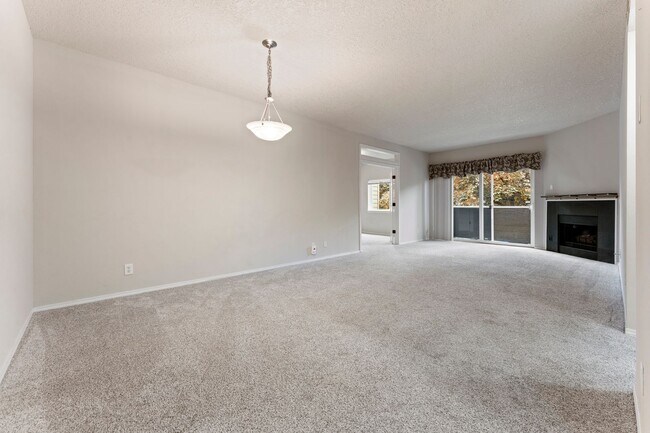 Foto del edificio - 3-bedroom 2 bath condo with a balcony in s...
