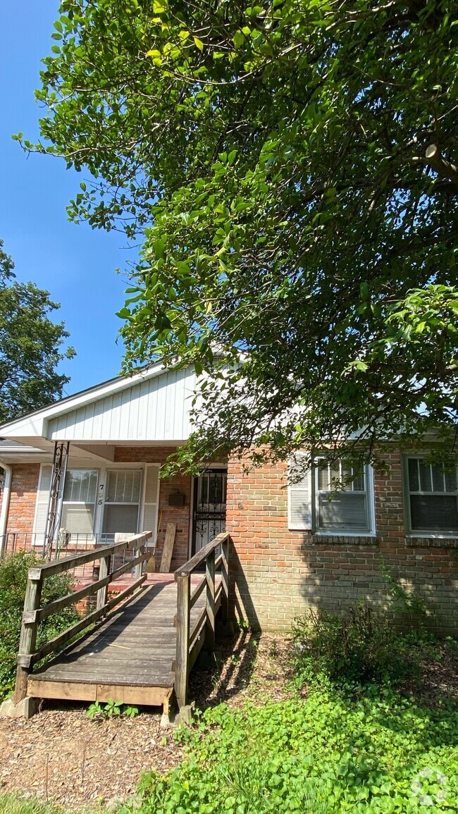 Building Photo - 735 Prospect St