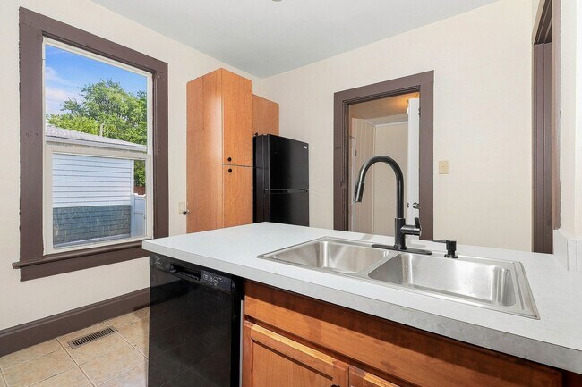 Foto del edificio - 128-130 Logan Ave
