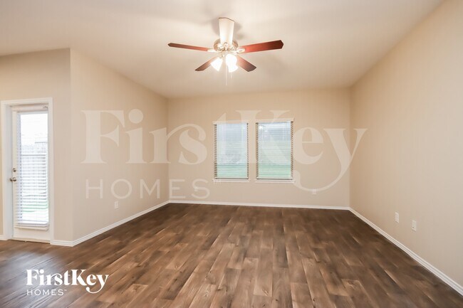 Foto del edificio - 5909 Warm Bungalow Ln