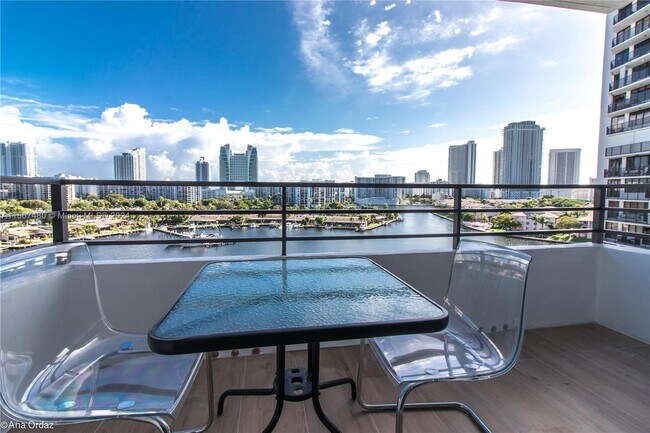 Foto del edificio - 500 Three Islands Boulevard