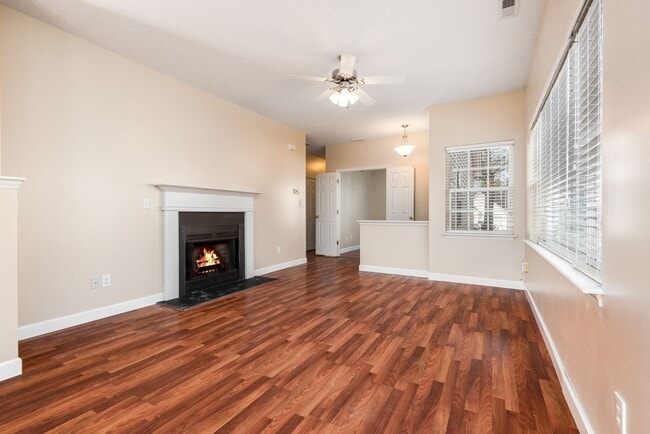 Building Photo - Cozy 2-Bedroom End Unit Available NOW!