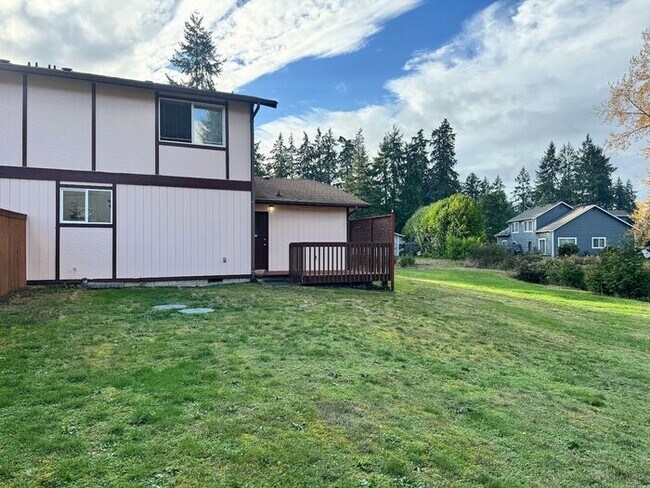 Building Photo - Inviting 2 Bedroom, 1.5 Bath Townhouse Dup...