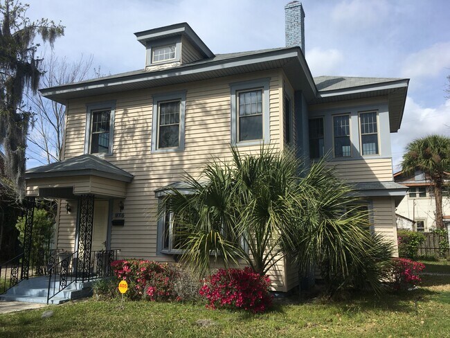 Foto del edificio - 816 Maupas Ave