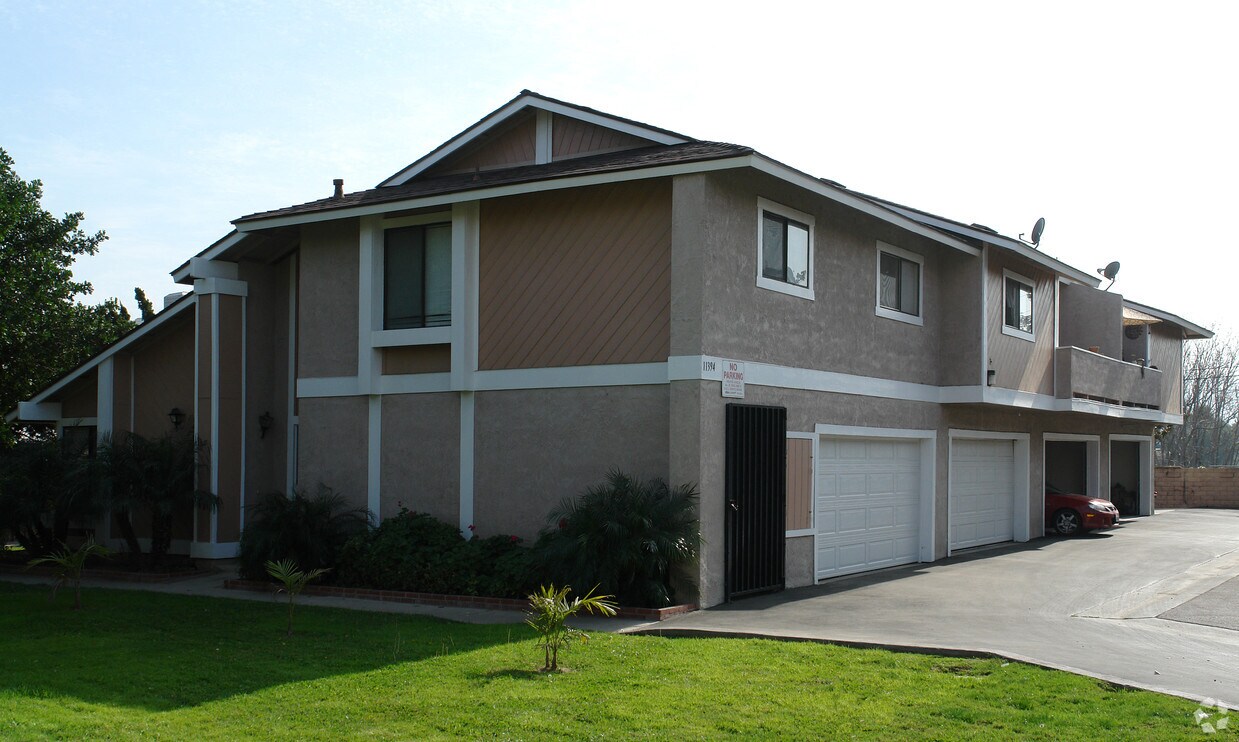 Primary Photo - 11394 Magnolia Ave