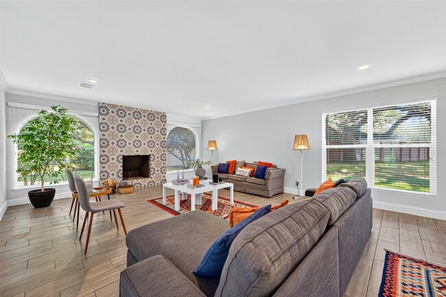 Building Photo - 818 Silvergate Dr