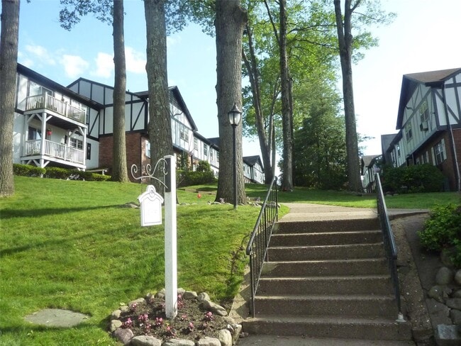 Building Photo - 133 B Parkside Dr