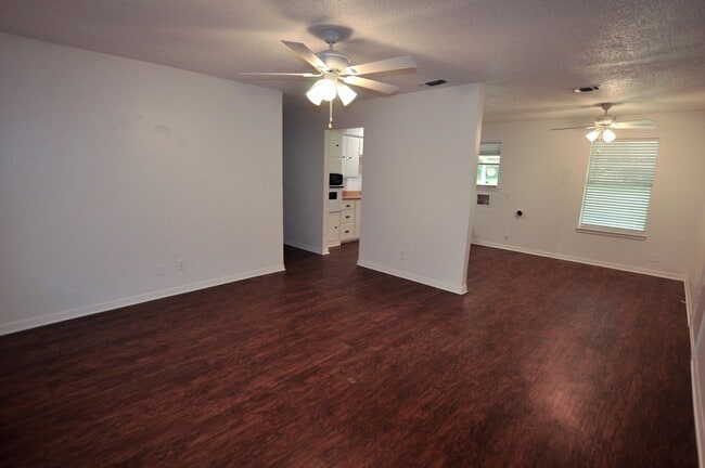 Building Photo - FOR LEASE! 3 Bedroom - 1 Bath Brick Home w...