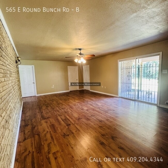 Building Photo - 565 E Roundbunch Rd