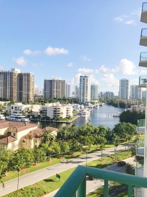 Foto del edificio - 19900 E Country Club Dr