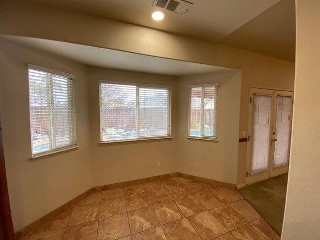 Foto del edificio - Tulare home Available Now!