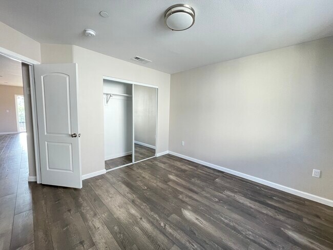 Foto del edificio - 900 W Graham Ave