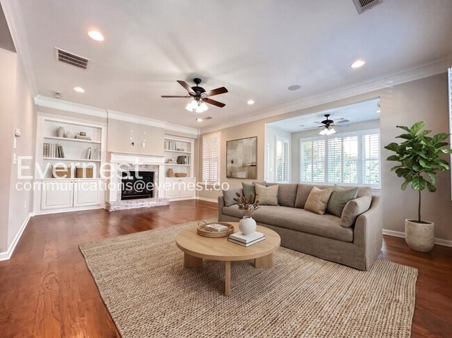 Building Photo - 4 Bed/3.5 Bath Town Home with Garage / Pet-Friendly / Available Now!