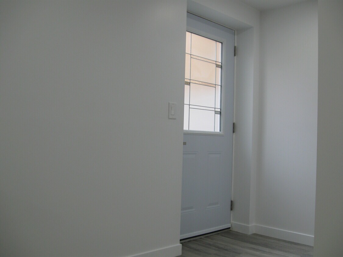Private entrance - 51 Maple Bush Dr
