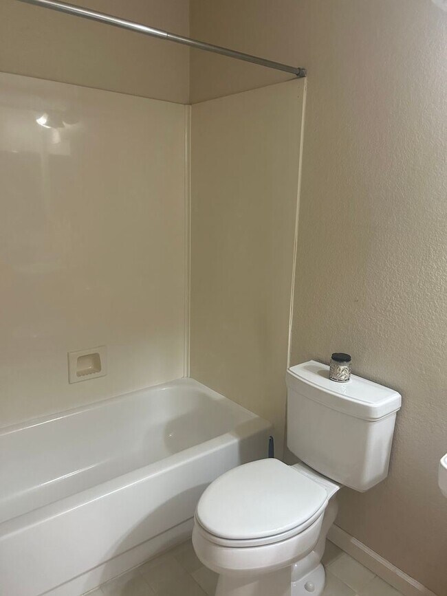 Building Photo - 3 br, 2 bath House - 713 Raven Dr
