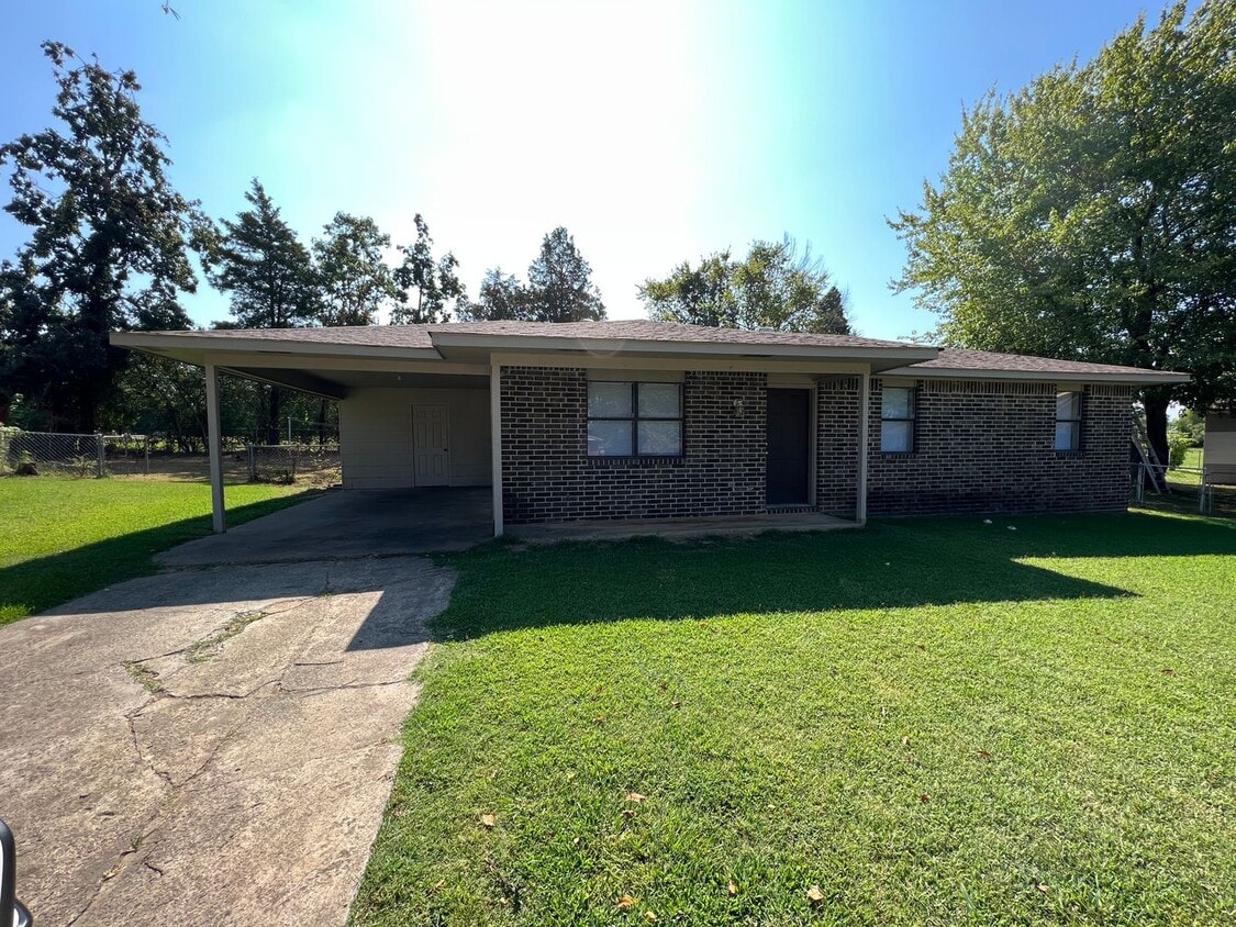 Primary Photo - 3 Bed 1.5 Bath House Total Electric.