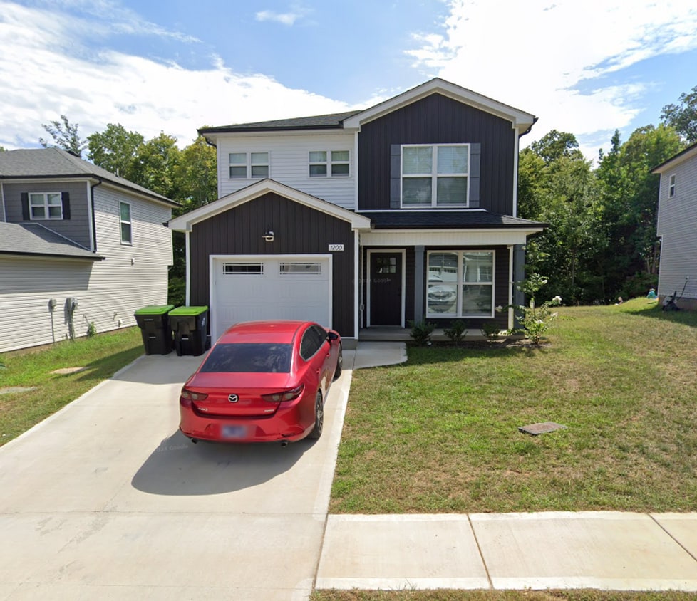 Primary Photo - Beautiful 3 Bedroom Close to Post!