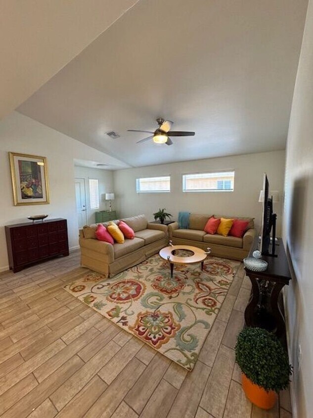 Foto principal - 2446 S Clovis Place-