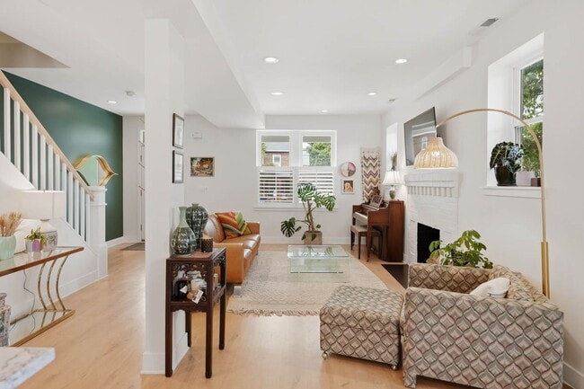 Foto del edificio - Manor Park Rowhome | 3 Bed | 2.5 Bath | 1,625 Sf | Large Private Front Porch & Rear Deck | 1 Surf...