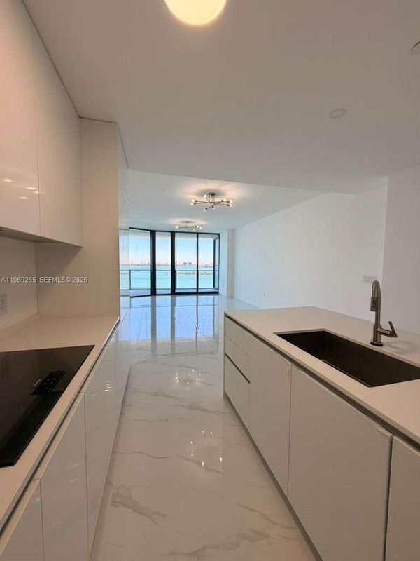 Foto del edificio - 700 NE 24th St