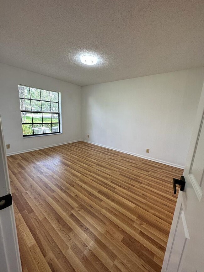 Building Photo - 301 Olivewood Pl
