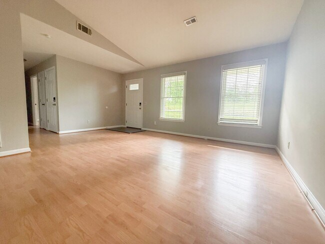 Foto del edificio - Spacious 3-Bedroom Home with Screened Porch, 2-Car Garage + Workshop