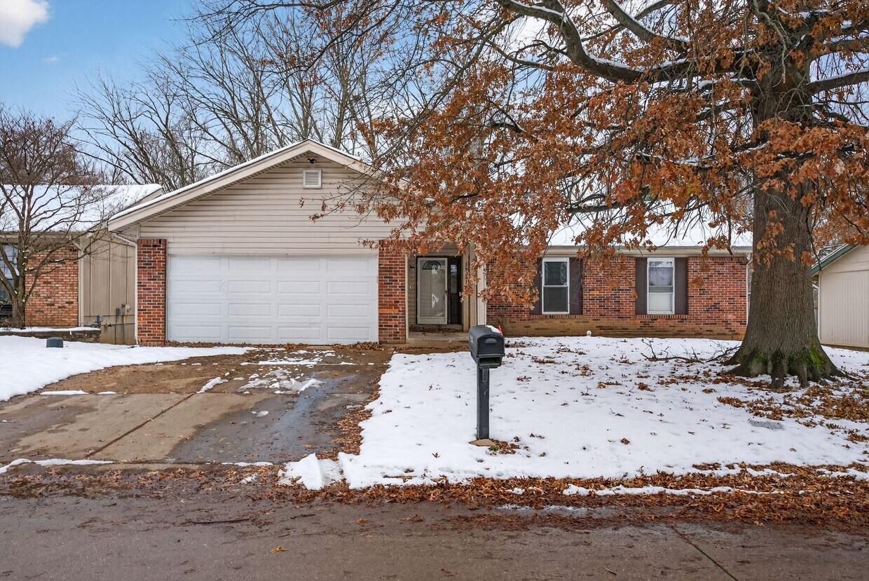 Foto principal - Updated Single-Family Home with Large Yard