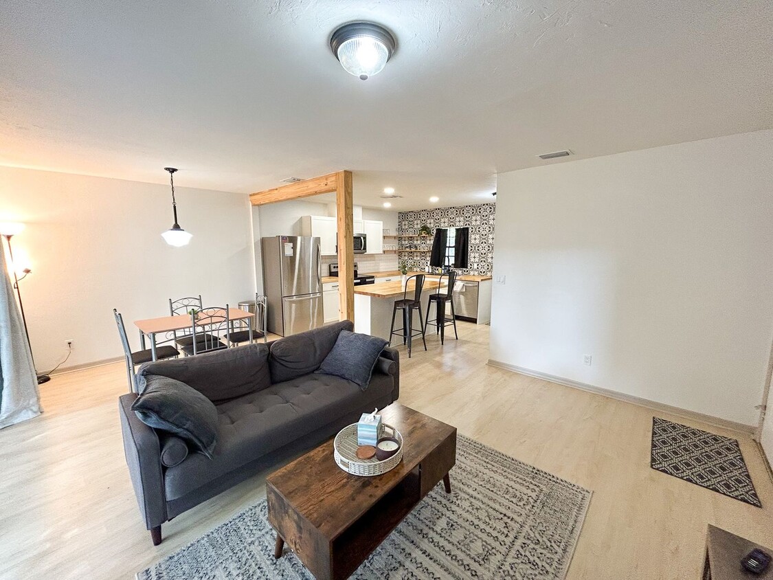 Foto principal - 1058 SW 6th Dr